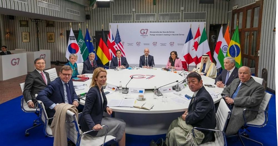 조현 외교장관이 3월 26~27일(현지 시간)간 프랑스 이블린 지역에서 개최된 제1차 주요 7개국 협의체(G7) 외교장관회의에 참석해 글로벌 거버넌스 개혁, 재건, 범국가적 위협과 주권 등 주요 현안을 논의하고 있다.