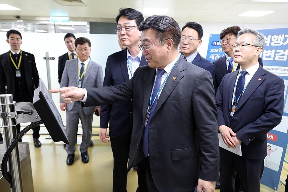 윤호중 행정안전부 장관이 3월 30일 오전 제주국제공항을 방문해 해외 불법 마약류 유통 차단 실태 현장을 점검하고 있다.