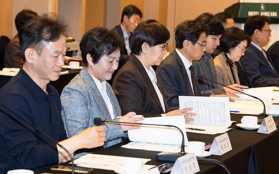 정은경 보건복지부 장관이 3월 26일 서울 중구 코리아나호텔에서 정기현 의료혁신위원회 위원장 주재로 열린 제4차 의료혁신위원회에 참석하고 있다.