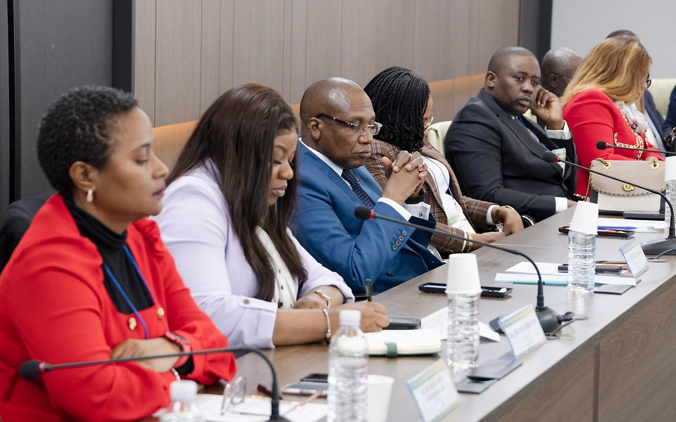정은경 보건복지부 장관이 3월 27일 서울 한국보건산업진흥원 회의실에서 마나우다 말라시(Manaouda Malachie) 카메룬 보건부 장관과 만나 응급의료체계 협력에 대해 논의하고 있다.