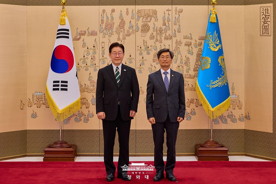 이재명 대통령이 3월 27일 청와대에서 정일연 국민권익위원회 위원장에게 임명장 수여 후 기념 촬영을 하고 있다.