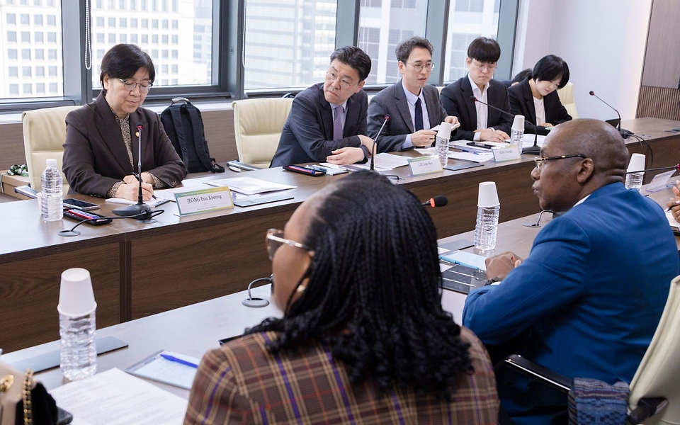 정은경 보건복지부 장관이 3월 27일 서울 한국보건산업진흥원 회의실에서 마나우다 말라시(Manaouda Malachie) 카메룬 보건부 장관과 만나 응급의료체계 협력에 대해 논의하고 있다.