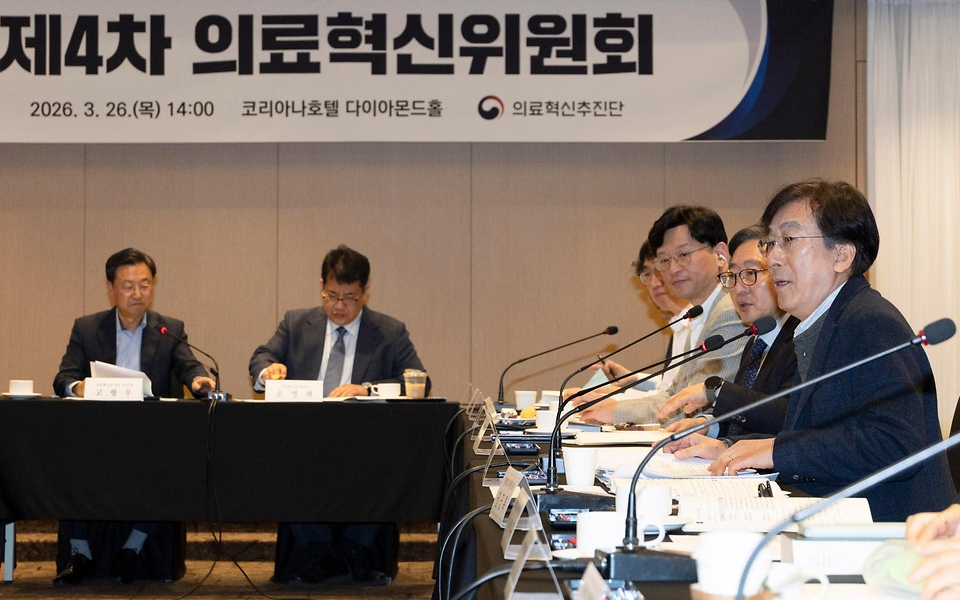 정은경 보건복지부 장관이 3월 26일 서울 중구 코리아나호텔에서 정기현 의료혁신위원회 위원장 주재로 열린 제4차 의료혁신위원회에 참석하고 있다.