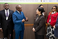 정은경 보건복지부 장관이 3월 27일 서울 한국보건산업진흥원 회의실에서 마나우다 말라시(Manaouda Malachie) 카메룬 보건부 장관과 만나 응급의료체계 협력에 대해 논의하고 있다.