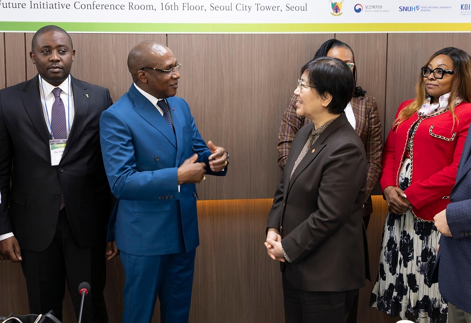 정은경 보건복지부 장관이 3월 27일 서울 한국보건산업진흥원 회의실에서 마나우다 말라시(Manaouda Malachie) 카메룬 보건부 장관과 만나 응급의료체계 협력에 대해 논의하고 있다.