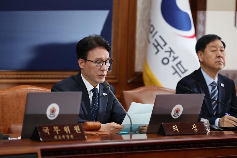 김민석 국무총리가 3월 30일 세종대로 정부서울청사에서 열린 임시국무회의를 주재, 모두발언을 하고 있다.