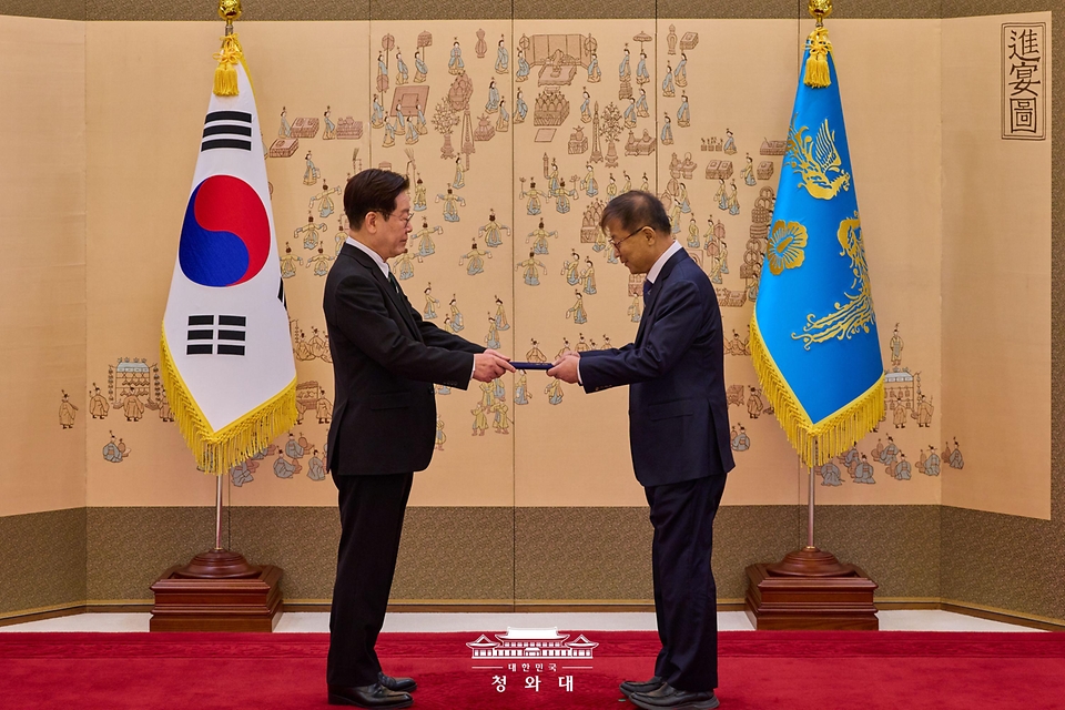 이재명 대통령이 3월 27일 청와대에서 김좌관 국가물관리위원회 위원장에게 임명장을 수여하고 있다.