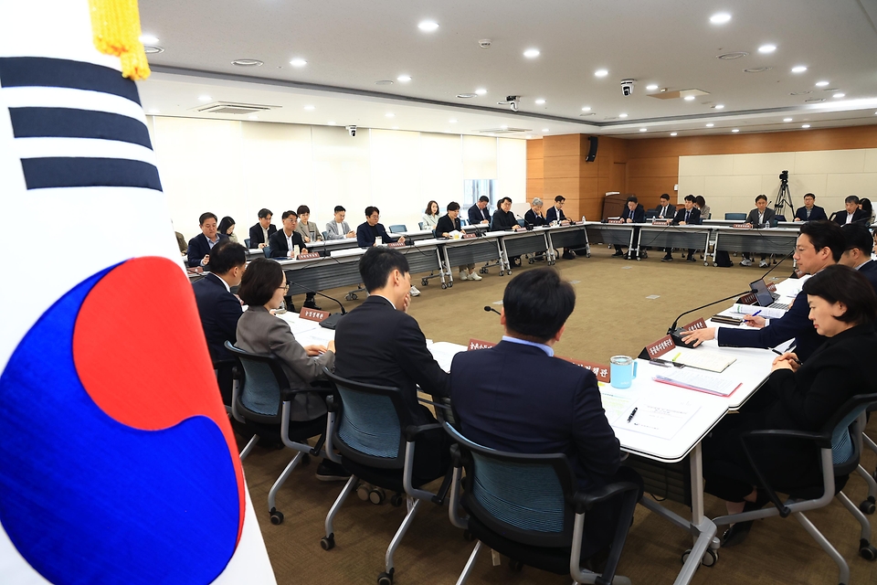 송미령 농림축산식품부 장관이 3월 26일 중동전쟁 대응 점검 확대간부회의를 개최, 양청 및 소속기관이 참석한 가운데 분야별 영향과 대응방안 등을 논의하고 있다.