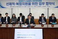 이억원 금융위원장이 3월 27일 서울 중구 은행회관에서 한성숙 중소벤처기업부 장관과 '경영위기 소상공인 및 서민·취약계층에 대한 선제적이고 복합적인 지원을 위한 금융위-중기부 업무협약 체결식'에 참석해 업무협약을 체결하고 있다.