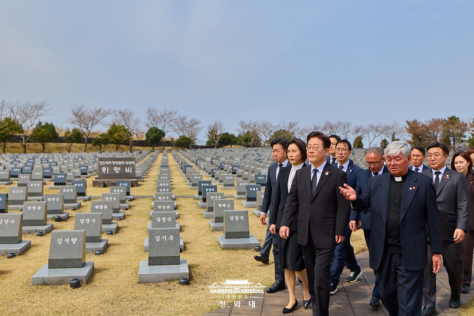 이재명 대통령과 김혜경 여사가 3월 29일 제주 4·3 평화공원을 찾아 임문철 제주 4·3 평화재단 이사장의 설명을 들으며 행방불명인 묘역을 둘러보고 있다.