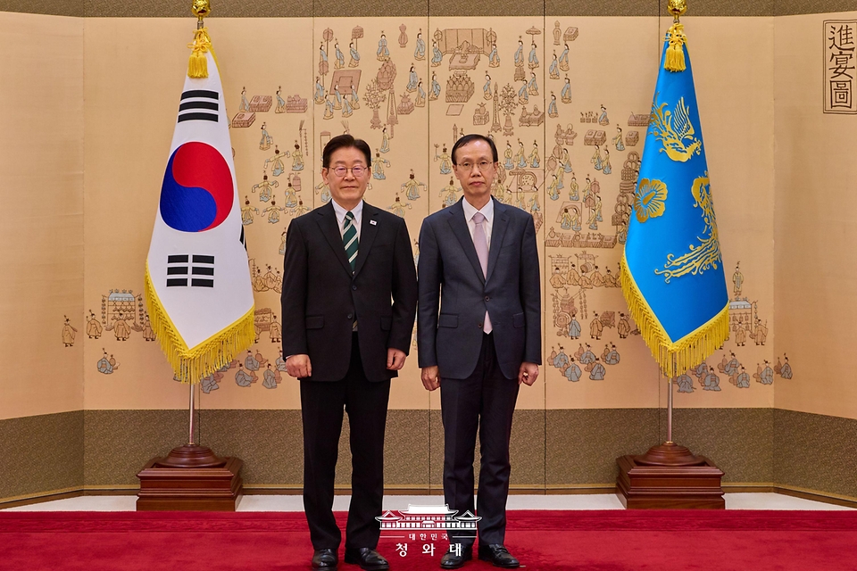 이재명 대통령이 3월 27일 청와대에서 강형주 정부공직자윤리위원회 위원장에게 위촉장 수여 후 기념 촬영을 하고 있다.