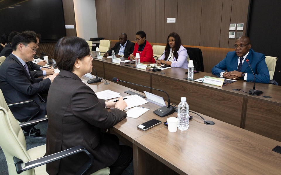 정은경 보건복지부 장관이 3월 27일 서울 한국보건산업진흥원 회의실에서 마나우다 말라시(Manaouda Malachie) 카메룬 보건부 장관과 만나 응급의료체계 협력에 대해 논의하고 있다.