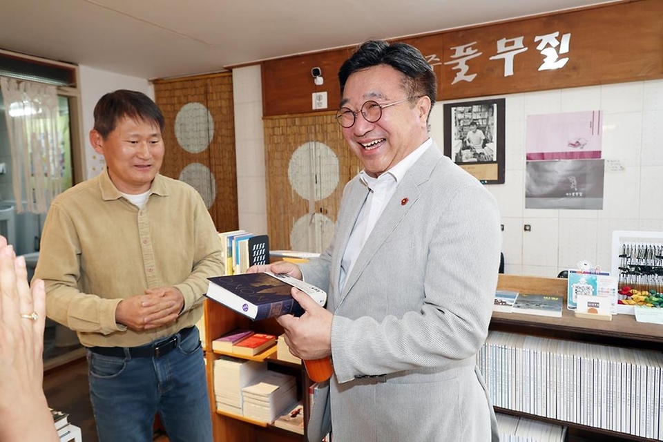 윤호중 행정안전부 장관이 3월 29일 오후 제주 구좌읍 세화리 마을공동체 현장을 방문해 우수사례 등을 확인하고 주민들을 격려하고 있다.