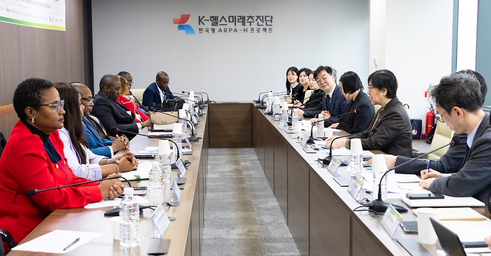 정은경 보건복지부 장관이 3월 27일 서울 한국보건산업진흥원 회의실에서 마나우다 말라시(Manaouda Malachie) 카메룬 보건부 장관과 만나 응급의료체계 협력에 대해 논의하고 있다.