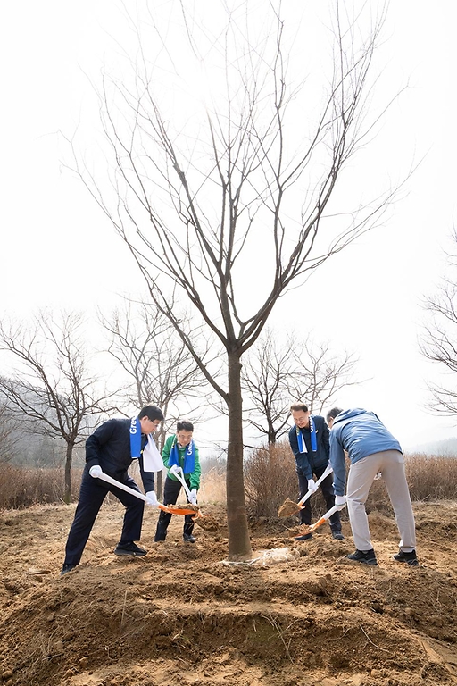 김성환 기후에너지환경부 장관이 3월 27일 경기도 용인시 경안천 일원에서 기후부-삼성전자-산림청-한국환경보전원이 함께 하는 '탄소흡수원 확충을 위한 민간참여 나무심기 행사'에 참석해 인사말을 하고, 김용관 삼성전자 사장, 박은식 산림청장, 신진수 한국환경보전원장 외 참여 직원들과 기념식수를 하고 있다.