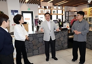 윤호중 행정안전부 장관이 3월 29일 오후 제주 구좌읍 세화리 마을공동체 현장을 방문해 우수사례 등을 확인하고 주민들을 격려하고 있다.