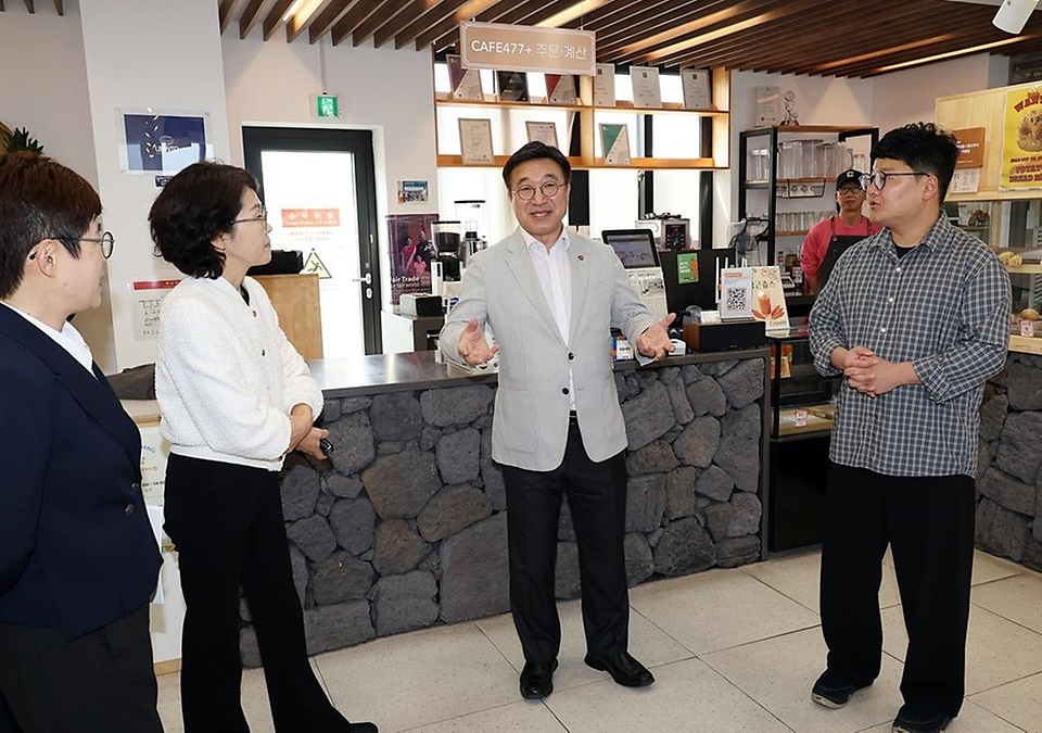 윤호중 행정안전부 장관이 3월 29일 오후 제주 구좌읍 세화리 마을공동체 현장을 방문해 우수사례 등을 확인하고 주민들을 격려하고 있다.