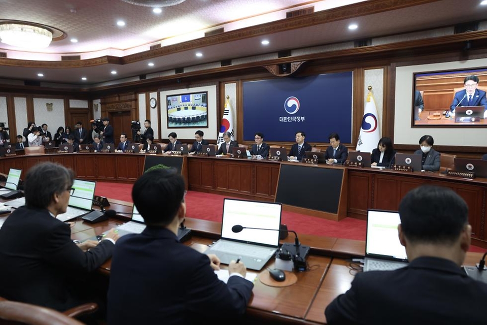 김민석 국무총리가 3월 30일 세종대로 정부서울청사에서 열린 임시국무회의를 주재, 모두발언을 하고 있다.