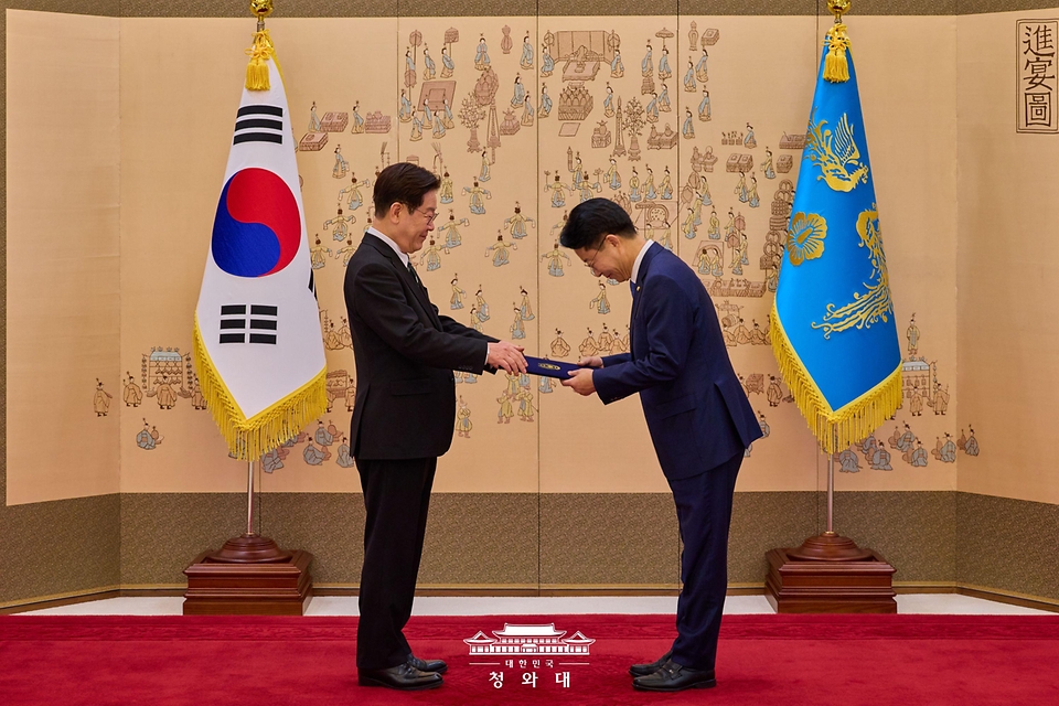 이재명 대통령이 3월 27일 청와대에서 조정식 대통령 정무특별보좌관에게 위촉장을 수여하고 있다.