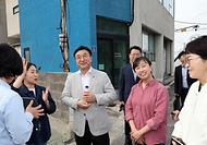 윤호중 행정안전부 장관이 3월 29일 오후 제주 구좌읍 세화리 마을공동체 현장을 방문해 우수사례 등을 확인하고 주민들을 격려하고 있다.