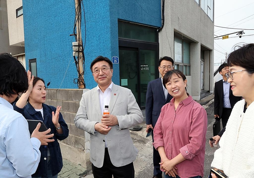 윤호중 행정안전부 장관이 3월 29일 오후 제주 구좌읍 세화리 마을공동체 현장을 방문해 우수사례 등을 확인하고 주민들을 격려하고 있다.