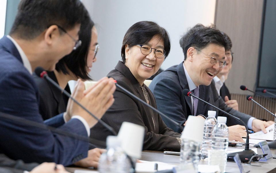 정은경 보건복지부 장관이 3월 27일 서울 한국보건산업진흥원 회의실에서 마나우다 말라시(Manaouda Malachie) 카메룬 보건부 장관과 만나 응급의료체계 협력에 대해 논의하고 있다.