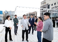 윤호중 행정안전부 장관이 3월 29일 오후 제주 구좌읍 세화리 마을공동체 현장을 방문해 우수사례 등을 확인하고 주민들을 격려하고 있다.