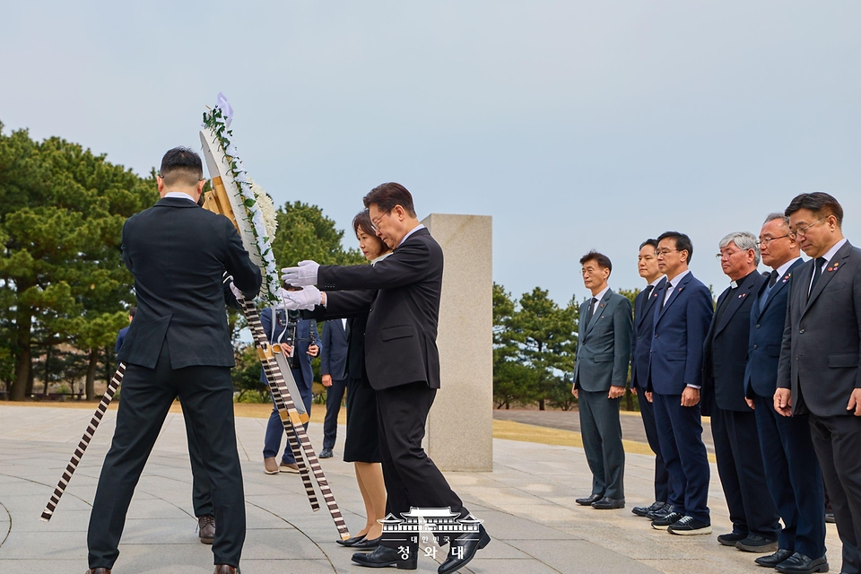 이재명 대통령과 김혜경 여사가 3월 29일 제주 4·3 평화공원에서 위령탑에 헌화하고 있다.