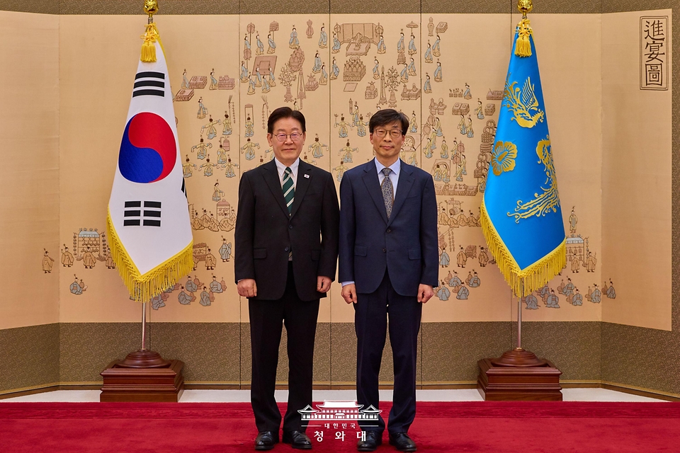 이재명 대통령이 3월 27일 청와대에서 송상교 진실·화해를위한과거사정리위원회 위원장에게 임명장 수여 후 기념 촬영을 하고 있다.