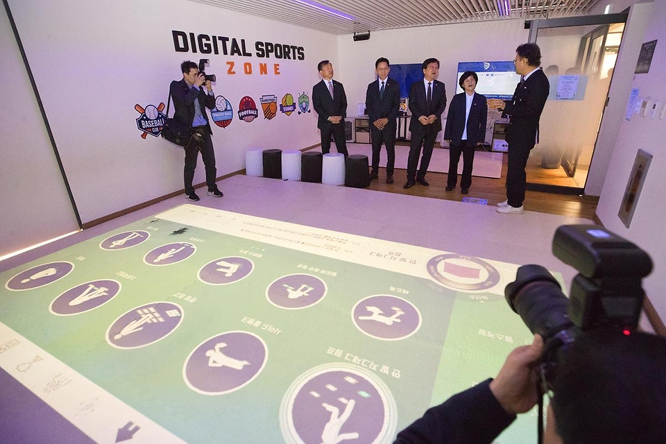 과학기술정보통신부, 교육부, 성평등가족부, 방송미디어통신위원회가 3월 26일 서울 서대문구 가재울청소년센터에서 '안전하고 포용적인 AI 과학기술 기반 마련과 청소년 보호를 위한 업무협약식'을 개최하고 있다.