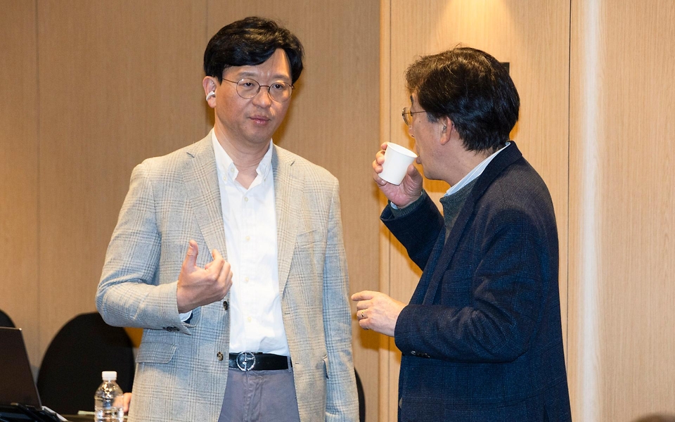 정은경 보건복지부 장관이 3월 26일 서울 중구 코리아나호텔에서 정기현 의료혁신위원회 위원장 주재로 열린 제4차 의료혁신위원회에 참석하고 있다.