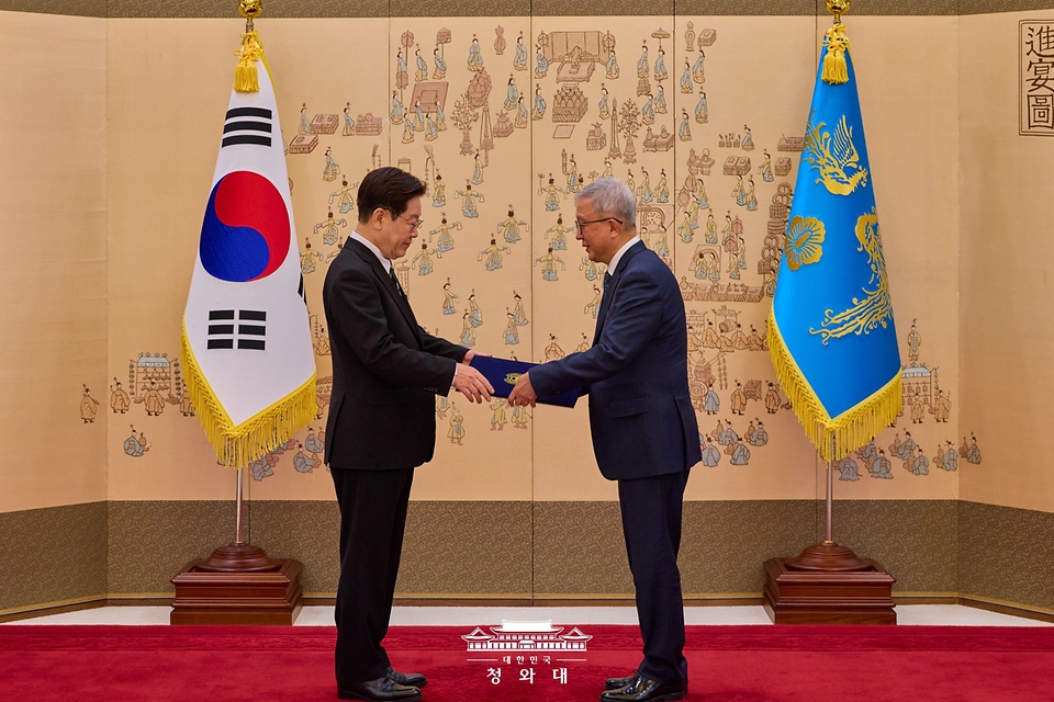 이재명 대통령이 3월 27일 청와대에서 강남훈 기본사회위원회 부위원장에게 위촉장을 수여하고 있다.