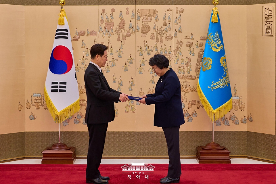 이재명 대통령이 3월 27일 청와대에서 김옥주 국가생명윤리심의위원회 위원장에게 위촉장을 수여하고 있다.