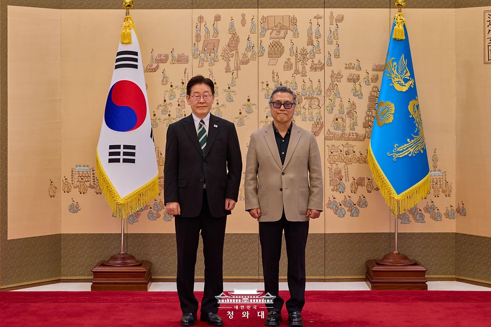 이재명 대통령이 3월 27일 청와대에서 김원중 아시아문화중심도시조성위원회 위원장에게 위촉장 수여 후 기념 촬영을 하고 있다.