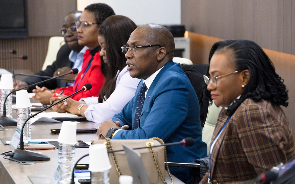 정은경 보건복지부 장관이 3월 27일 서울 한국보건산업진흥원 회의실에서 마나우다 말라시(Manaouda Malachie) 카메룬 보건부 장관과 만나 응급의료체계 협력에 대해 논의하고 있다.