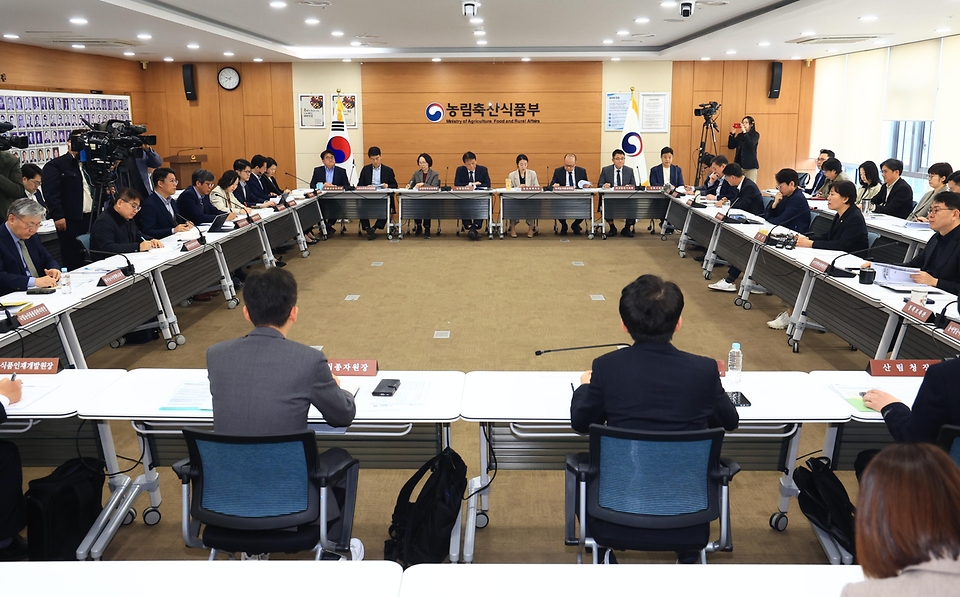 송미령 농림축산식품부 장관이 3월 26일 중동전쟁 대응 점검 확대간부회의를 개최, 양청 및 소속기관이 참석한 가운데 분야별 영향과 대응방안 등을 논의하고 있다.