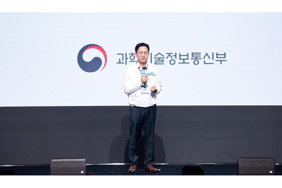 배경훈 부총리 겸 과학기술정보통신부 장관이 3월 26일 서울 서초구 엘타워에서 열린 '전국민 AI 경진대회 개막식'에서 김종국 국민홍보대사 및 서포터즈들과 기념촬영을 하고 있다.