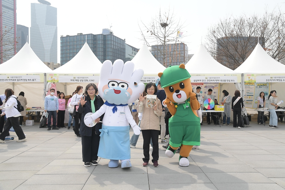 오유경 식품의약품안전처장이 3월 29일 서울 여의도 한강공원에서 열린 '삼삼한 걷기' 행사에 참석해 시민들과 함께 행사장을 둘러보고 있다.