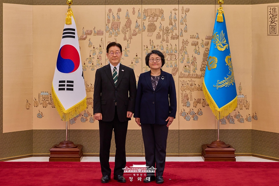 이재명 대통령이 3월 27일 청와대에서 김옥주 국가생명윤리심의위원회 위원장에게 위촉장 수여 후 기념 촬영을 하고 있다.