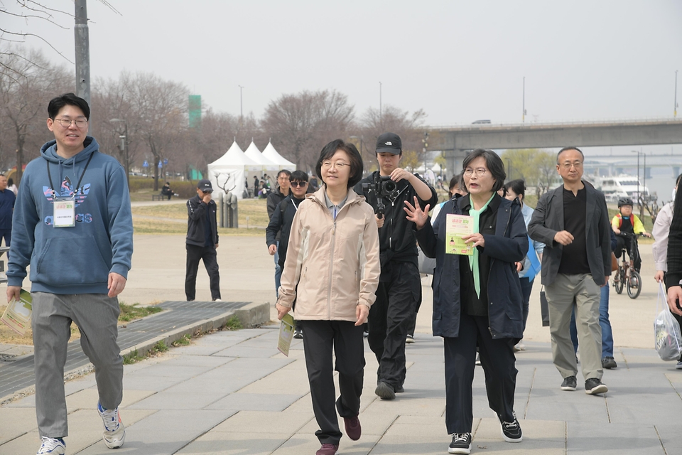 오유경 식품의약품안전처장이 3월 29일 서울 여의도 한강공원에서 열린 '삼삼한 걷기' 행사에 참석해 시민들과 함께 행사장을 둘러보고 있다.