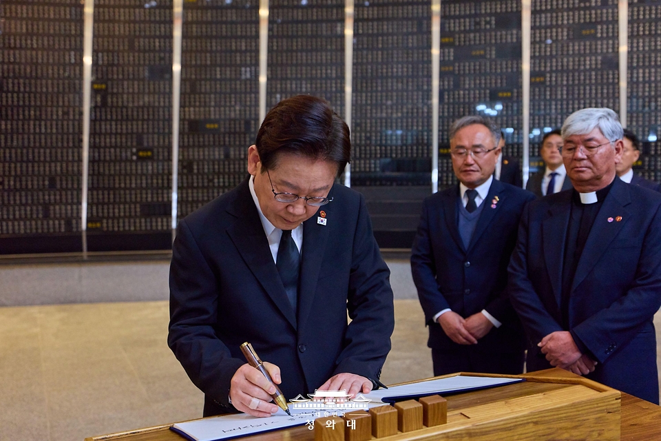 이재명 대통령이 3월 29일 제주 4·3 평화공원 내 위패봉안실에서 방명록을 작성하고 있다.