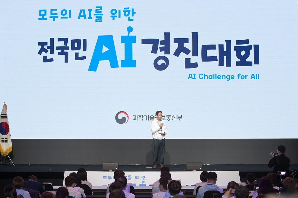 배경훈 부총리 겸 과학기술정보통신부 장관이 3월 26일 서울 서초구 엘타워에서 열린 '전국민 AI 경진대회 개막식'에서 김종국 국민홍보대사 및 서포터즈들과 기념촬영을 하고 있다.