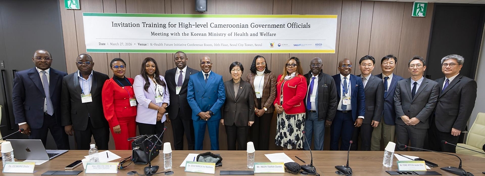 정은경 보건복지부 장관이 3월 27일 서울 한국보건산업진흥원 회의실에서 마나우다 말라시(Manaouda Malachie) 카메룬 보건부 장관과 만나 응급의료체계 협력에 대해 논의하고 있다.