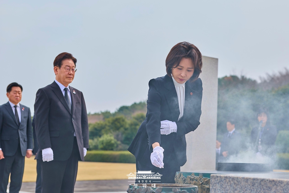 이재명 대통령과 함께 제주 4·3 평화공원을 찾은 김혜경 여사가 3월 29일 위령탑에 분향하고 있다.