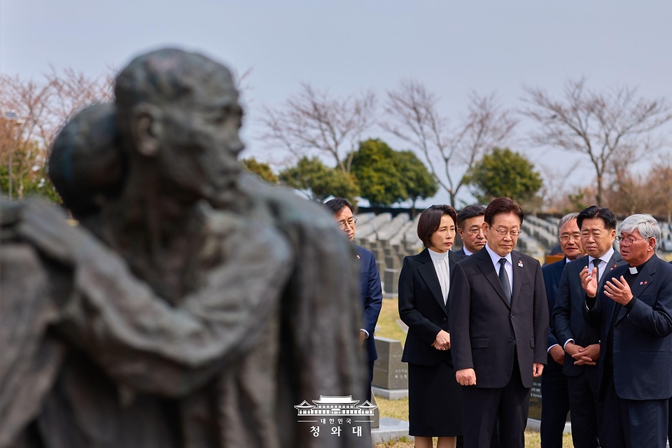 이재명 대통령과 김혜경 여사가 3월 29일 제주 4·3 평화공원을 찾아 임문철 제주 4·3 평화재단 이사장의 설명을 들으며 행방불명인 묘역을 둘러보고 있다.
