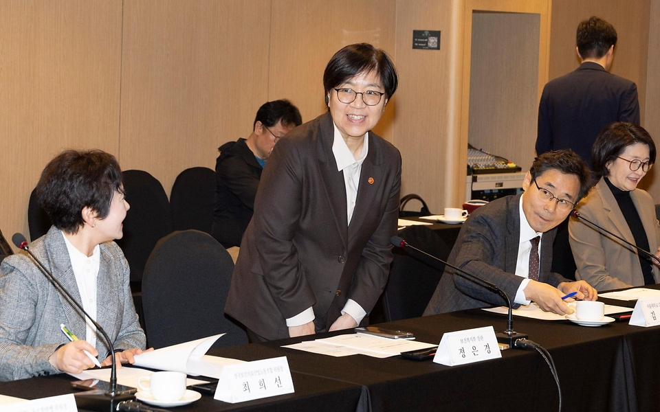 정은경 보건복지부 장관이 3월 26일 서울 중구 코리아나호텔에서 정기현 의료혁신위원회 위원장 주재로 열린 제4차 의료혁신위원회에 참석하고 있다.