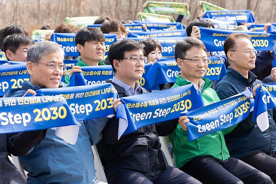 김성환 기후에너지환경부 장관이 3월 27일 경기도 용인시 경안천 일원에서 기후부-삼성전자-산림청-한국환경보전원이 함께 하는 '탄소흡수원 확충을 위한 민간참여 나무심기 행사'에 참석해 인사말을 하고, 김용관 삼성전자 사장, 박은식 산림청장, 신진수 한국환경보전원장 외 참여 직원들과 기념식수를 하고 있다.