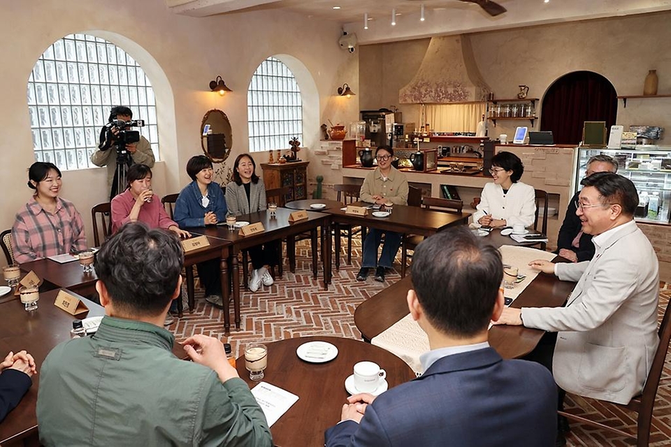 윤호중 행정안전부 장관이 3월 29일 오후 제주 구좌읍 세화리 마을공동체 현장을 방문해 우수사례 등을 확인하고 마을 주민들과 간담회를 하고 있다.