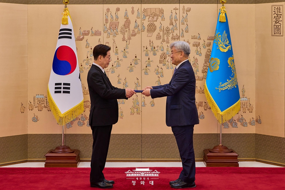 이재명 대통령이 3월 27일 청와대에서 이경수 국가과학기술자문회의 부의장에게 위촉장을 수여하고 있다.