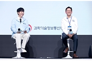 배경훈 부총리 겸 과학기술정보통신부 장관이 3월 26일 서울 서초구 엘타워에서 열린 '전국민 AI 경진대회 개막식'에서 김종국 국민홍보대사 및 서포터즈들과 기념촬영을 하고 있다.